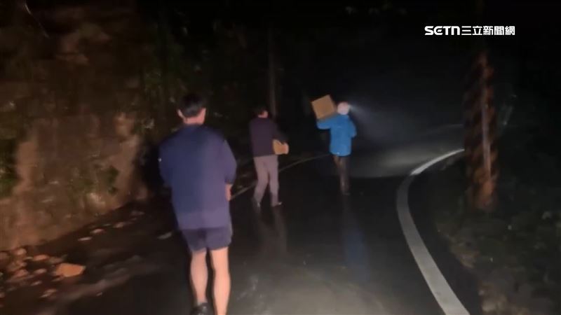 台灣新聞通訊社-路坍遊客困南庄露營區 消防冒雨挺進送奶粉