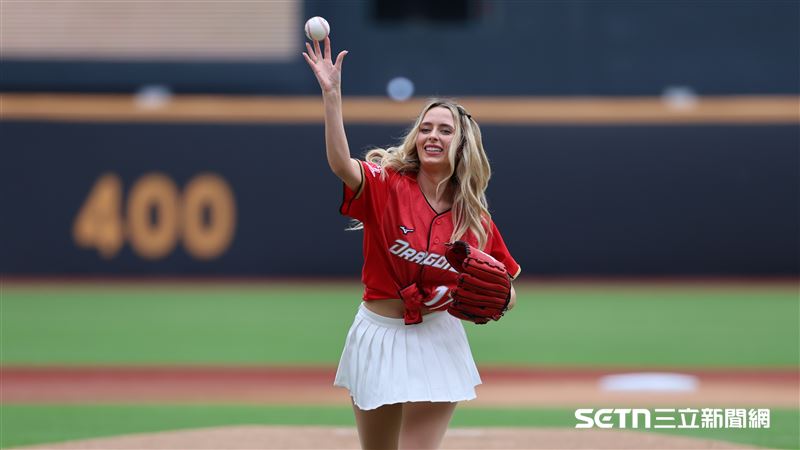 台灣新聞通訊社-中職／費嫂首度開球喊緊張　公公＋費仔親授秘訣！自嘲想飆速145公里