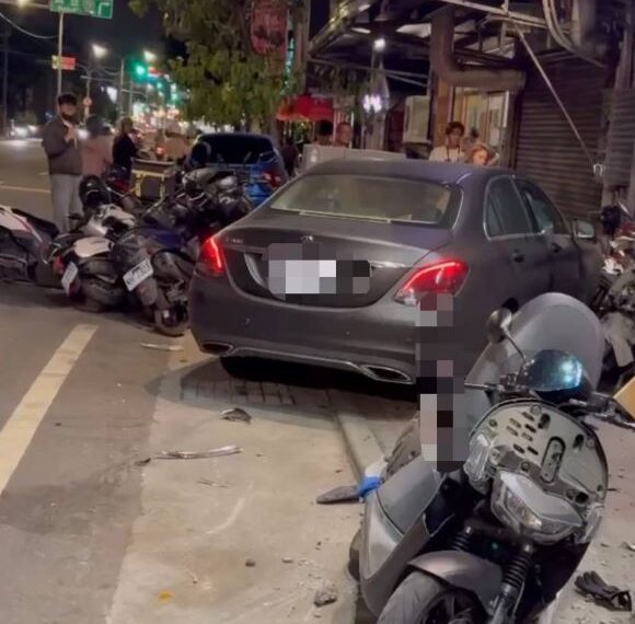 台灣新聞通訊社-台南27歲女「開車恍神」失控連環撞！碰一聲巨響嚇壞　轉頭看倒15部機車