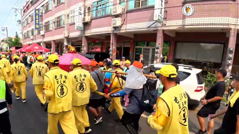 台灣新聞通訊社-他給1物喊：媽祖請我來幫你！香燈腳跪求「救救她」神蹟出現