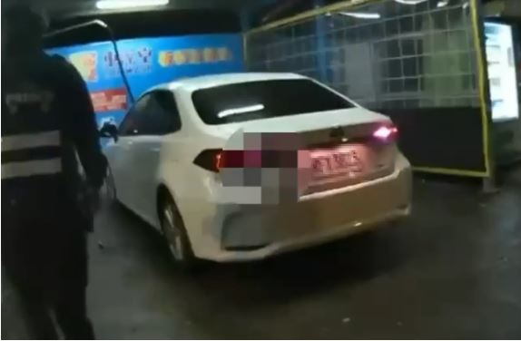 台灣新聞通訊社-洗車格內不洗車有詭!2男吸毒神情茫然 遭警搜出「喪屍煙彈」