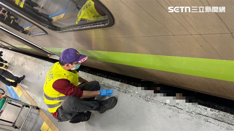 台灣新聞通訊社-跟死神擦肩！台鐵中壢站旅客落軌…他「躲避車彎」保住小命、仍觸1法