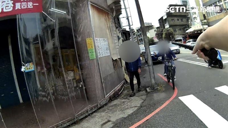 台灣新聞通訊社-快訊／苗栗狂男掏菜刀馬路上瘋狂追逐住戶嚇壞　法官裁定羈押