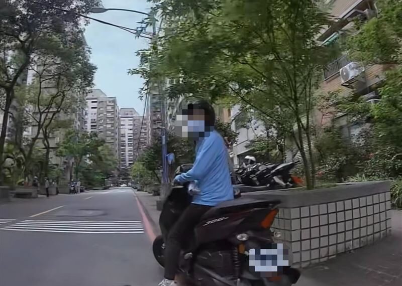 台灣新聞通訊社-6旬婦鬼切撞老人…沒停車跑了！「正義哥」沿路扯嗓追：回來　網全跪了