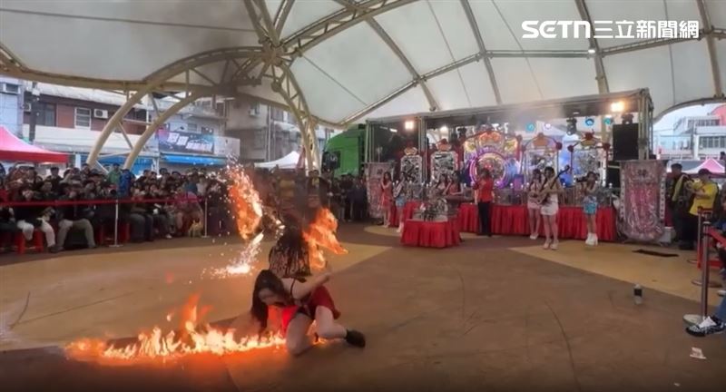 台灣新聞通訊社-桃園火舞表演變火燒人！短裙女舞者滑倒「下半身著火」百人目睹竟無人救