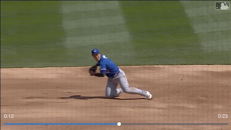 台灣新聞通訊社-MLB/岡本和真秀美技! 撲接、單膝跪地傳一壘