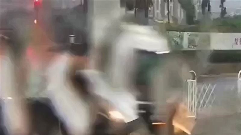 台灣新聞通訊社-瞬間畫面曝光!聯結車失控撞分隔島再衝工地 路人遭撞噴飛百米慘死