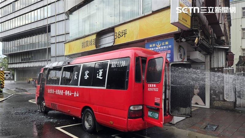 台灣新聞通訊社-快訊/引擎無故自燃!台北公園路巴士突竄火 車內焦黑只剩骨架