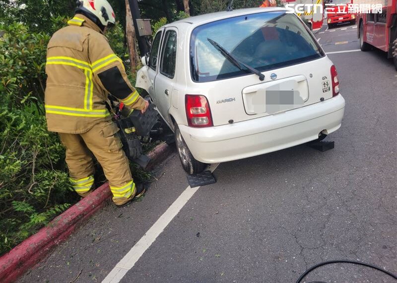 台灣新聞通訊社-南科群創廠區車禍！女洽公暴衝撞機車　女員工「慘壓車底」4人送醫