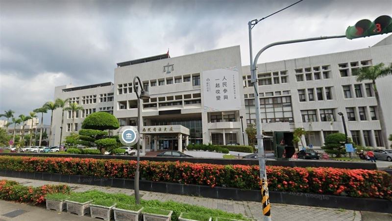 台灣新聞通訊社-當庭發飆嗆法官「你們什麼東西」、動手毆傷法警!暴走女遭判刑8月