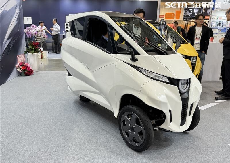 台灣新聞通訊社-開箱/有頂、有門、有冷氣!配備方向盤的機車來了