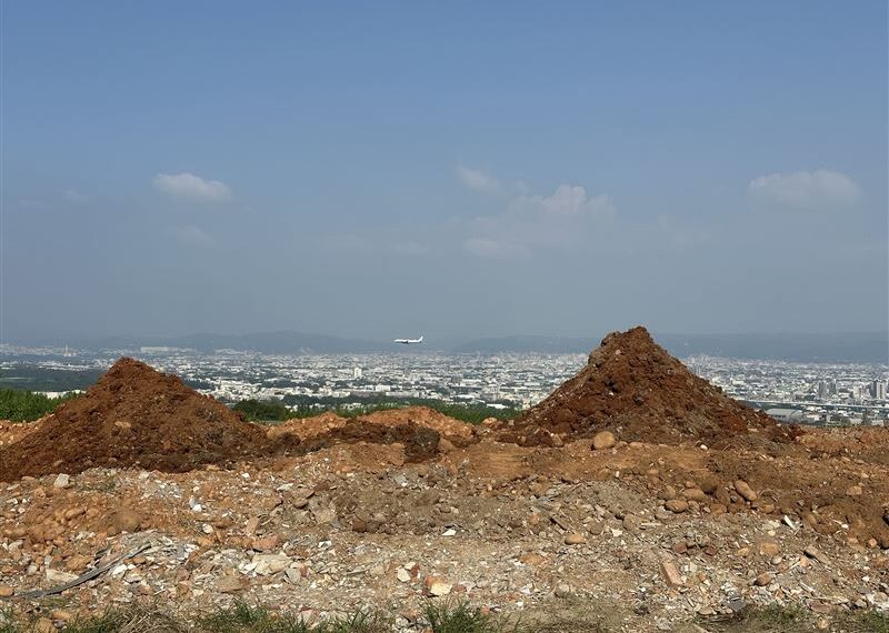 台灣新聞通訊社-偷倒9萬噸廢土含「世紀劇毒」回復費10億　4獵地集團勾車隊164人落網