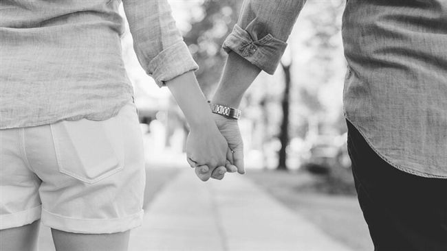 台灣新聞通訊社-分手後不甘心！她找2壯漢闖前男友家　屋內搬空「怒丟鑽戒婚紗」下場曝