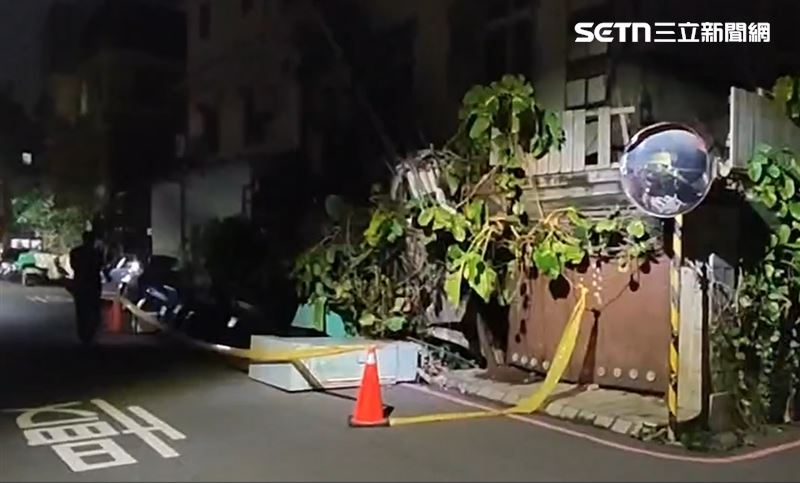 台灣新聞通訊社-逢甲垃圾屋出事了！10米圍牆倒塌壓扁電箱、機車　學生驚呼：太危險！