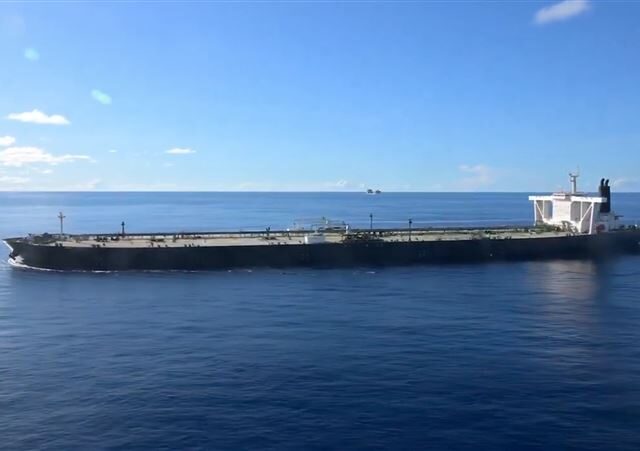 台灣新聞通訊社-美軍直升機壓頂「空中垂降登船」！扣押往中國伊朗走私油輪　震撼畫面曝