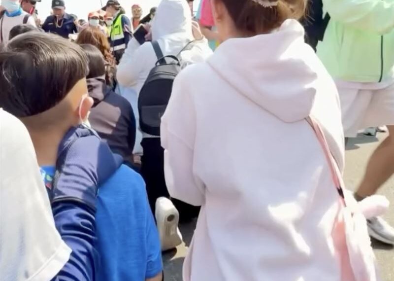 台灣新聞通訊社-白沙屯媽祖突指示「排排跪好」！趴地見震撼一幕　許維恩驚：我有多幸運