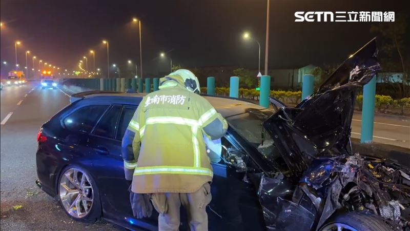 台灣新聞通訊社-台南改裝車清晨猛撞小貨車!5旬駕駛慘遭拋飛滿身血不治 肇事男竟逃逸