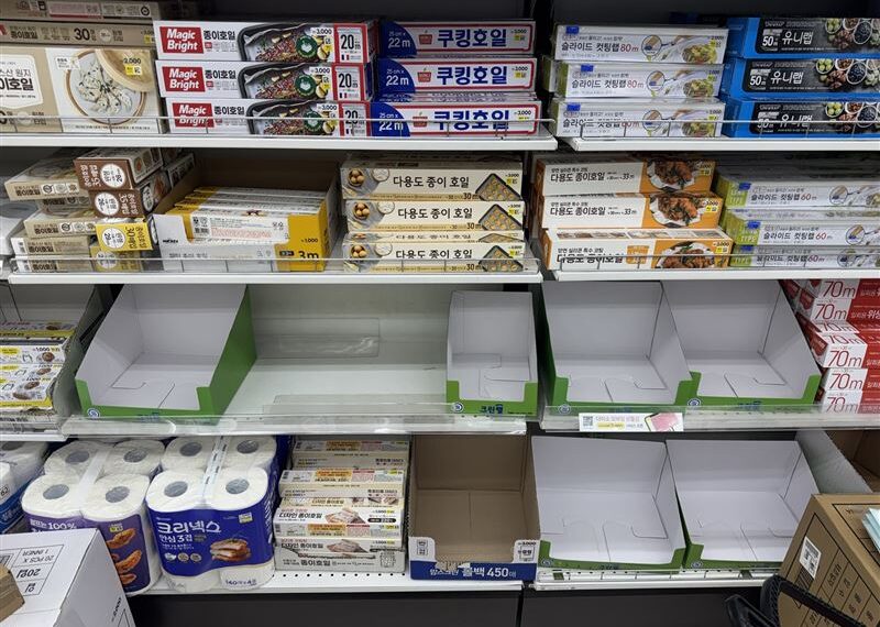 台灣新聞通訊社-美伊戰火蔓延!原油供應中斷引爆台韓「塑膠袋荒」 驚見垃圾袋大盜