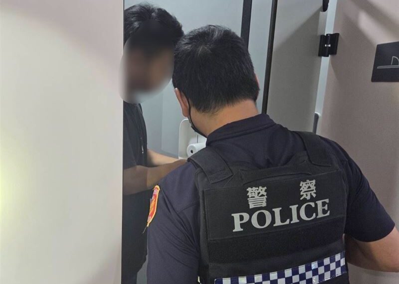 台灣新聞通訊社-嚇壞！楠梓大賣場女廁驚見「邪惡小孔」警方獲報衝現場…真相曝光