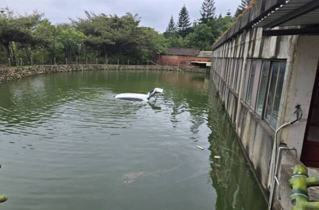 台灣新聞通訊社-桃園龍潭驚傳倒車墜池！男冷靜「開窗跳水」滅頂前死裡逃生