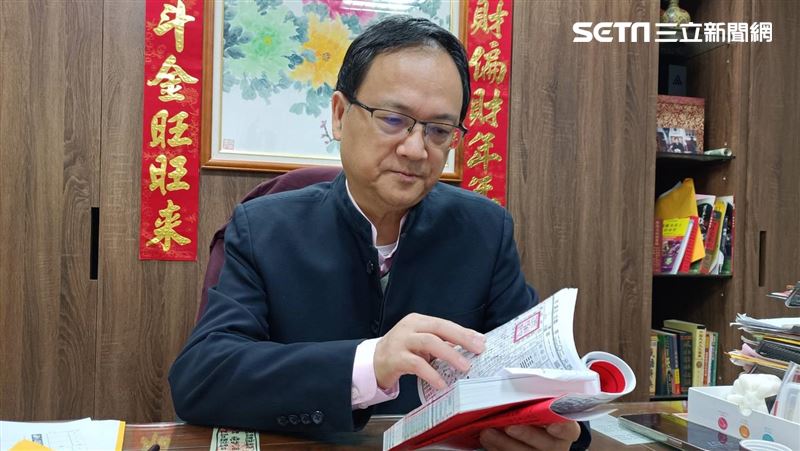 台灣新聞通訊社-獨家/清明掃墓金紙大把燒!能保庇發財?江柏樂揭匯率:一袋等於3百萬