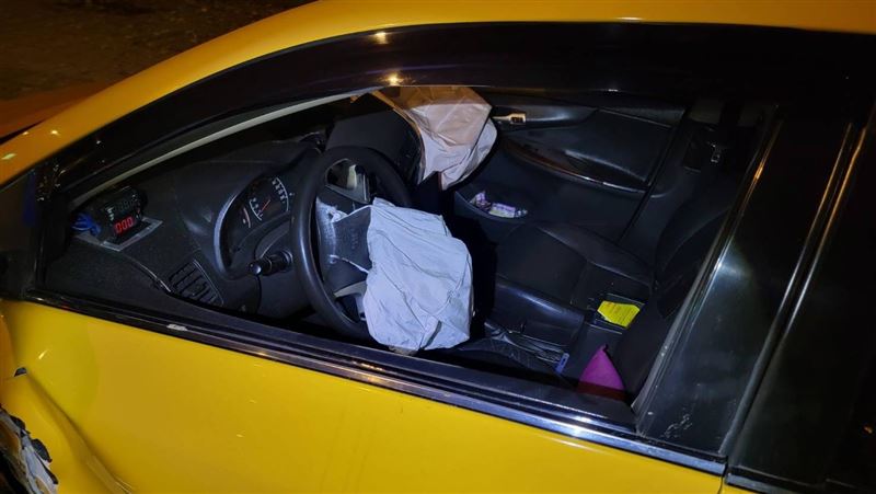 台灣新聞通訊社-板橋華翠橋車禍!小黃司機恍神失控自撞護欄 安全氣囊全爆開受傷送醫