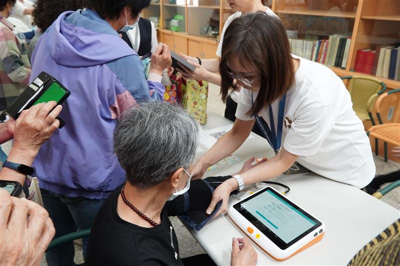 台灣新聞通訊社-科技傳愛!慈濟聯手鴻海捐檢測儀 守護花蓮健康