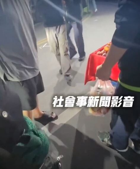 台灣新聞通訊社-兩顆枇杷也要偷！台中男「順手牽羊」藏口袋　店家當場抓包報警