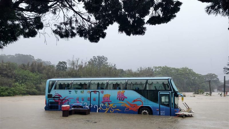 台灣新聞通訊社-誤信「人造雨」喊國賠遭炎上!苗栗正妹司機喊話:200萬泡水車不修了