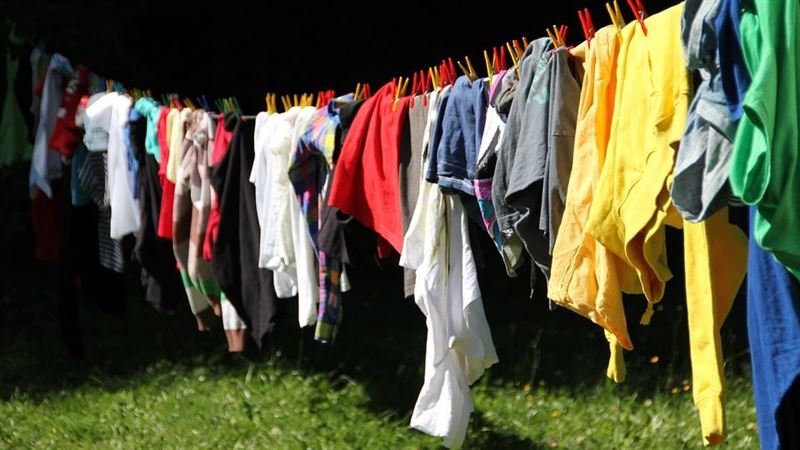 台灣新聞通訊社-衣服晾不乾?達人改用「這形狀曬法」效率翻倍 眾人實測驚呆:乾比較快