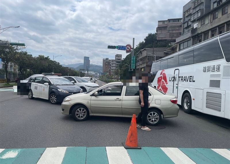 台灣新聞通訊社-影／基隆男違規迴轉撞飛直行車！車門凹陷瞬間彈飛5公尺　驚險畫面曝光