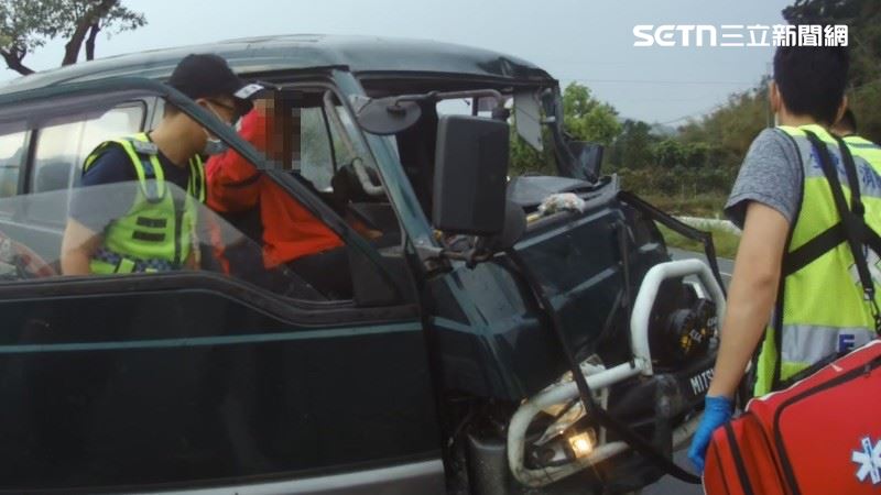 台灣新聞通訊社-台東恐怖車禍上演死神搶命戰!駕駛夾困「下肢變形」乘客噴車外…頭血腫