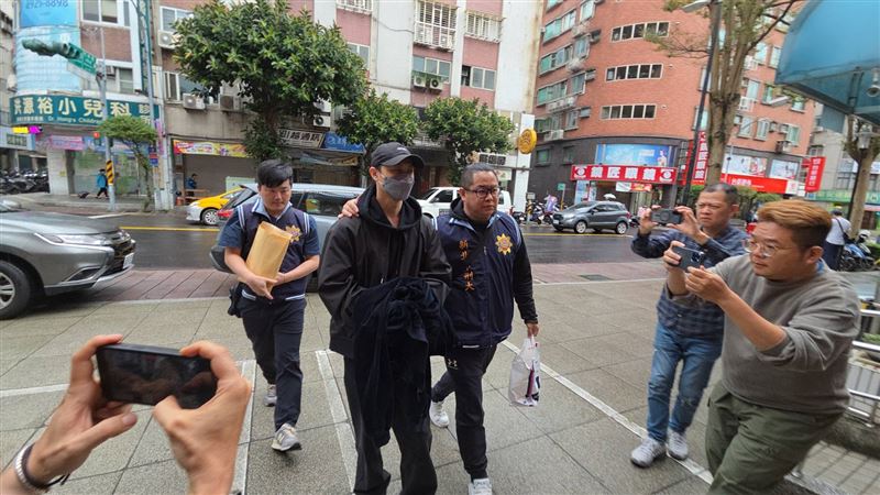 台灣新聞通訊社-快訊／棒棒堂男孩「王子」涉閃兵　上銬帶回警局面曝光