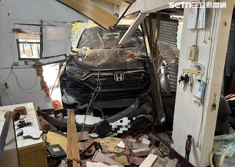 台灣新聞通訊社-70歲老夫妻開車撞民宅！屋主夫妻客廳聊天慘遭波及…4人受傷慘況曝