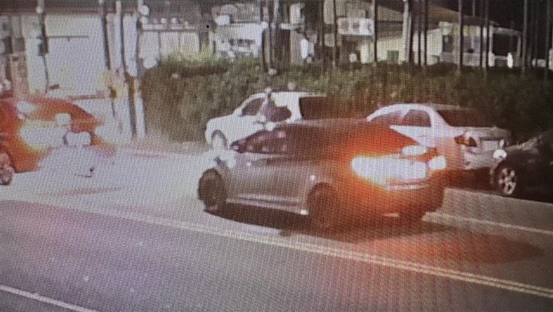 台灣新聞通訊社-可惡！屏東母子牽手過斑馬線慘遭「切西瓜」擊落　秒加速落跑警方火大了