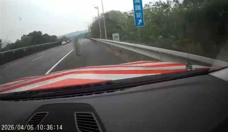 台灣新聞通訊社-新竹9歲男童獨自徘徊國道!大卡車迎面衝來、員警跳下車驚險抱起畫面曝