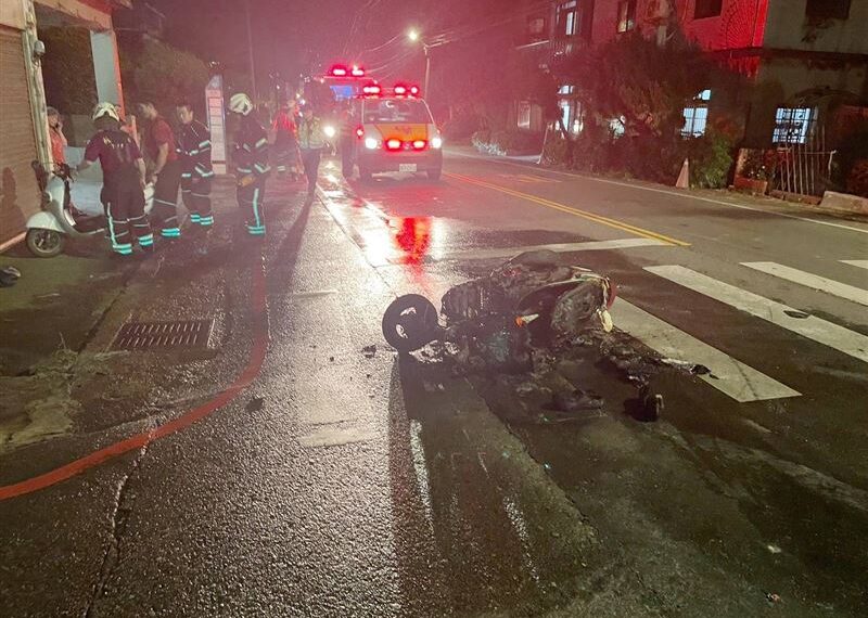 台灣新聞通訊社-未成年騎電動車！「直行撞左轉車」摩托車起火燒光…騎士雙腿2度燒燙傷