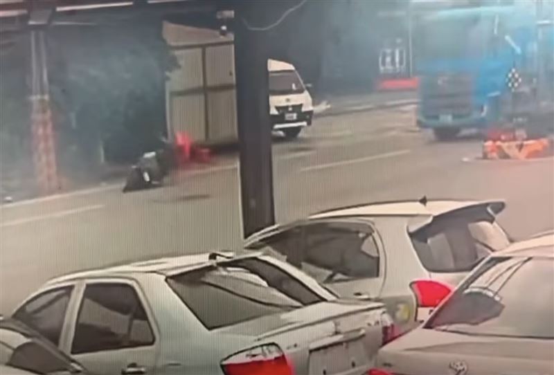 台灣新聞通訊社-外送員鬆電門「舉右手」…倒下被輾成2截　專家曝致命關鍵：切斷動力