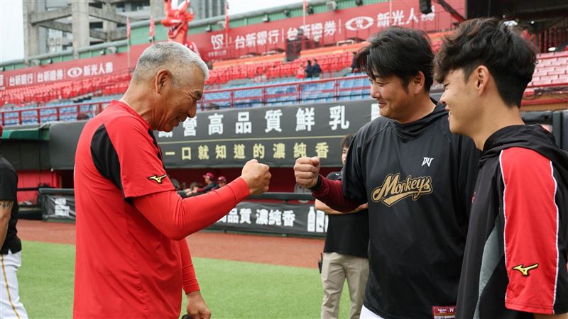 台灣新聞通訊社-中職/未親領冠軍戒後首碰桃猿!古久保健二吐心聲 揭巡迴統籌教練職責
