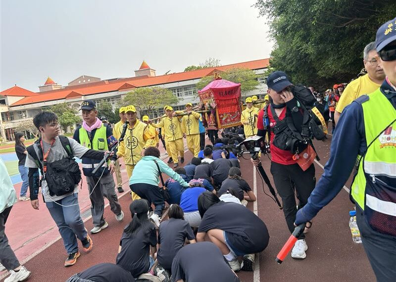 台灣新聞通訊社-白沙屯媽祖衝進校園！粉紅超跑背後「驚見4字」 信眾喊：祂在教做人道理