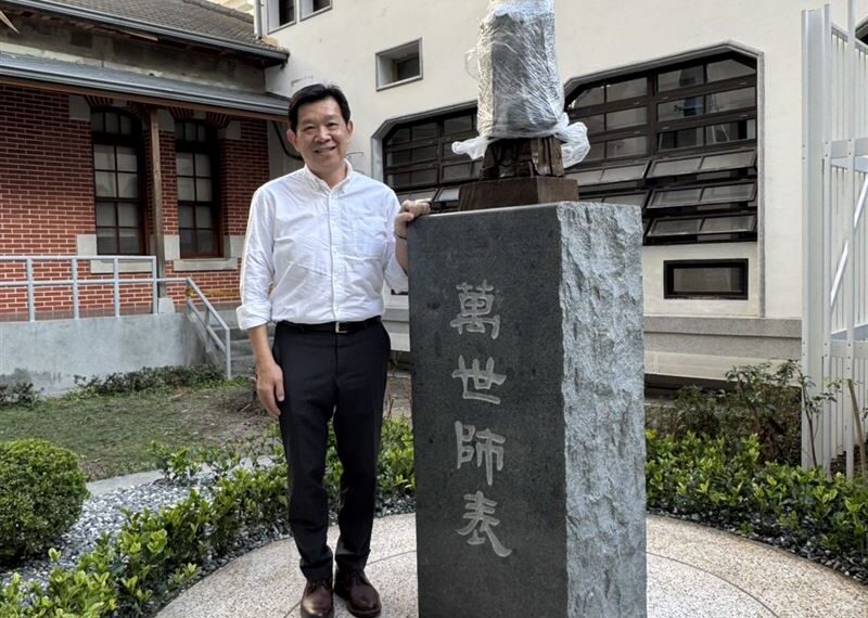 台灣新聞通訊社-退休前給校園驚喜！台南護專主任慨捐孔子像　盼學生兼備專業、人文溫度