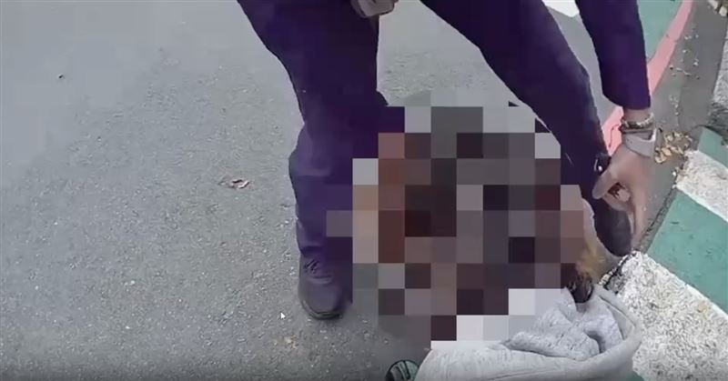 台灣新聞通訊社-無牌騎上路!新竹婦半路被攔「坐地耍賴」抓狂:我不是小姐,我是你阿嬤