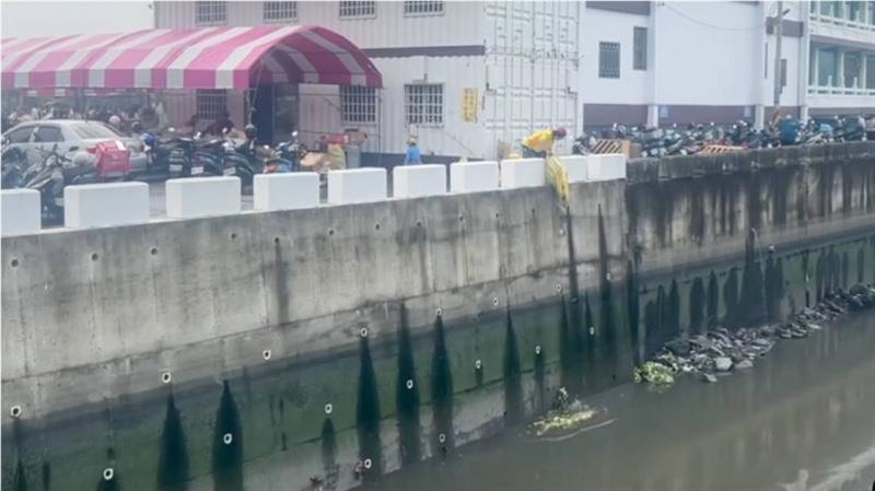 台灣新聞通訊社-彰化志工「廚餘狂倒排水溝」辯稱餵魚 環保局要開罰了