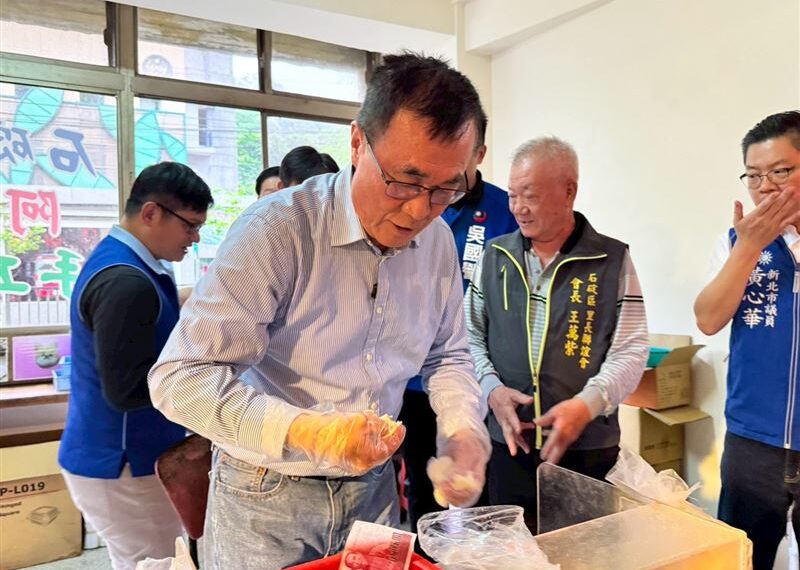 台灣新聞通訊社-訪坪林茶農拋牛肉！李四川承諾「當選水源區法規鬆綁」：讓茶產發展更好