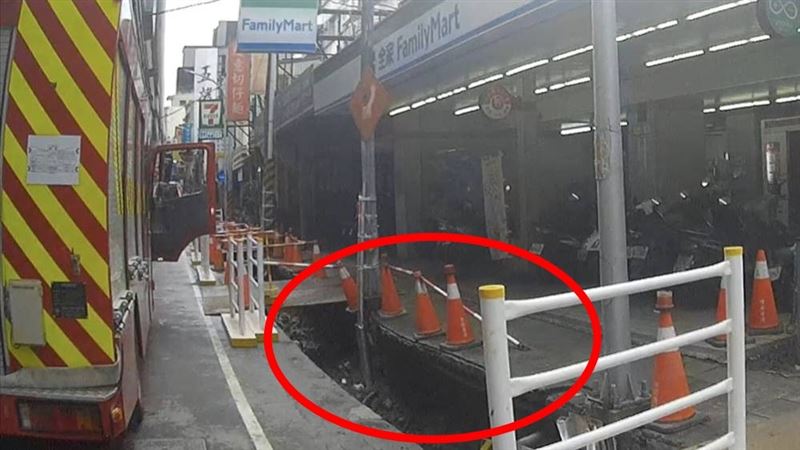 台灣新聞通訊社-快訊／土城醉男踩空墜落工地2米深大坑受困　消防獲報到場急救援