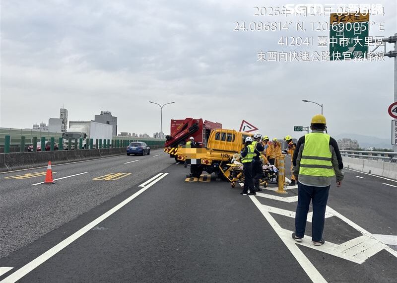 台灣新聞通訊社-快訊／台電貨車74線自撞！29歲男駕駛「車頭卡護欄」4傷送醫