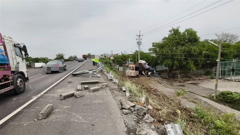 台灣新聞通訊社-快訊／國1嘉義段驚悚車禍！聯結車「左前輪爆胎」撞欄墜坡畫面曝