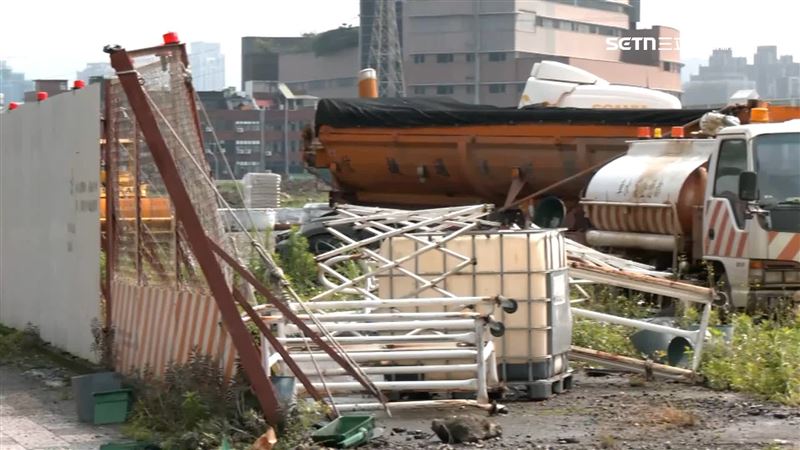 台灣新聞通訊社-曳引車打滑撞工地！保全夫妻下班遇橫禍　「差一步」死裡逃生