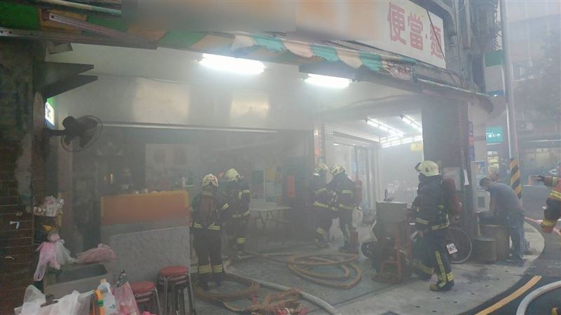 台灣新聞通訊社-快訊／板橋素食餐廳廚房突竄火　小老闆救火遭燙傷送醫