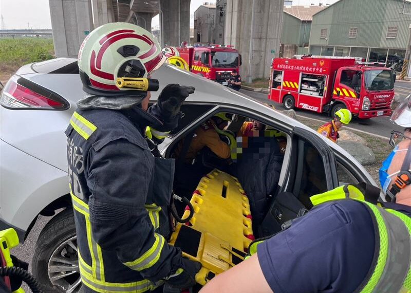 台灣新聞通訊社-快訊／台中66歲伯「失控衝上河堤」自撞橋墩！救出已無呼吸　送醫搶救中